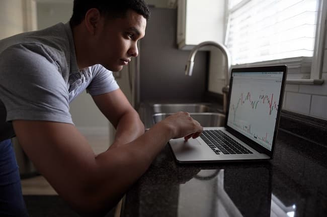 Want to try do-it-yourself investing? These tips from the pros will improve your outcomes